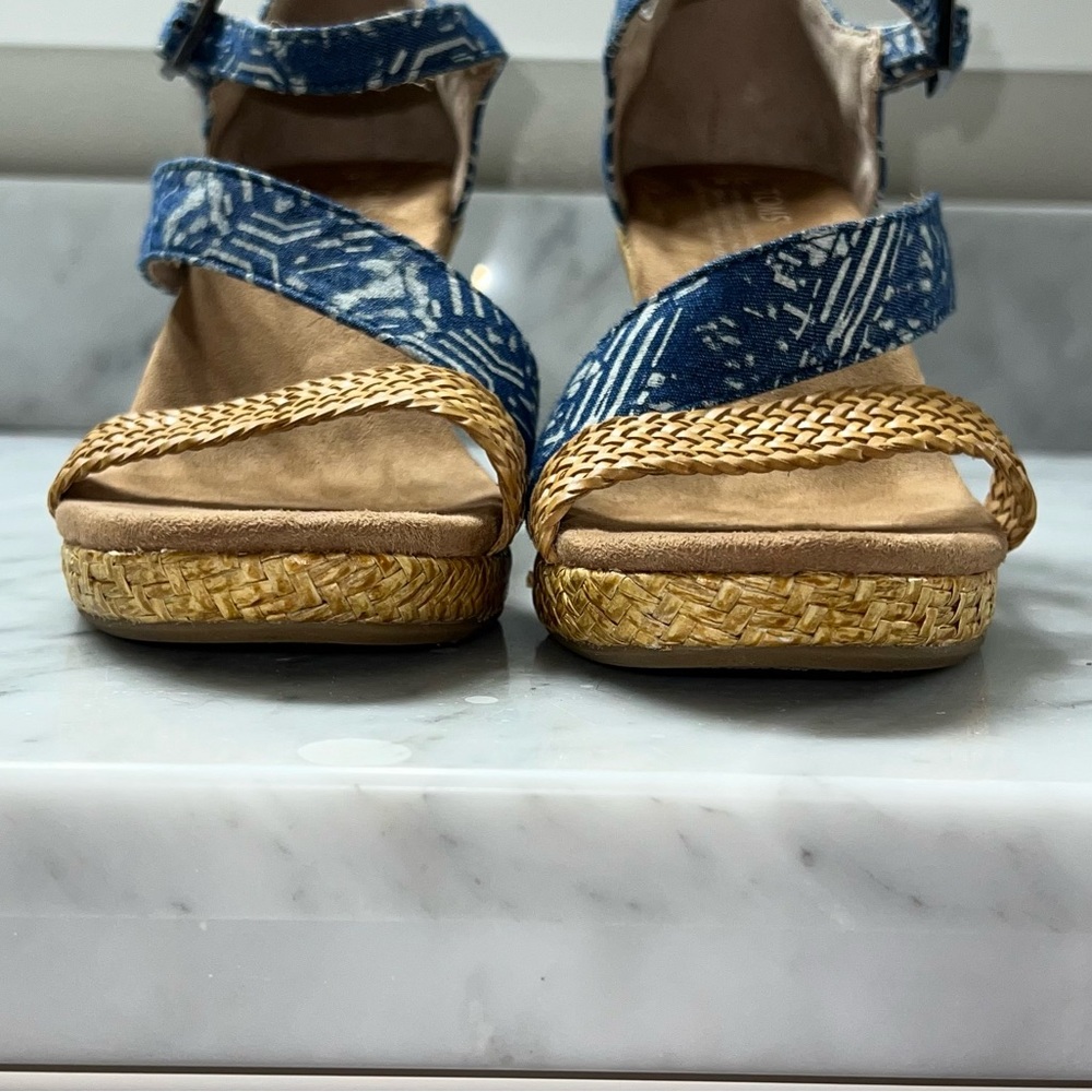 Toms Clarissa Blue Tan Wedge Size 8 Women Excellent Condition - Picture 8 of 9